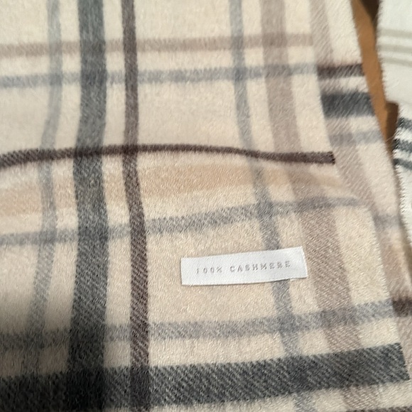 Scarf Addict. 1 Burberry lambswool 2 100% cashmere 3 Macy’s. Long & soft. - Picture 3 of 3